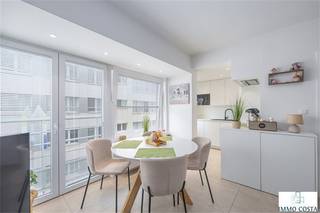 Volledig gerenoveerd appartement met zijdelings zeezicht en als indeling : woonkamer met open keuken, aparte slaaphoek met tweepersoonsbed en maatkasten, badkamer met hangtoilet, douche en lavabomeubel, kleine berging. Het appartement is totaal gerenoveerd : volledig nieuwe ondergrondse leidingen, nieuwe conforme elektrische installatie, vernieuwde keuken en maatwerk van Maison M, badkamer, vloeren, inbouwspots, brandwerende inkomdeur. Prachtig volledig instapklaar en gemeubeld appartement op enkele minuten wandelafstand van het nieuwe Casino. Het appartement is volledig conform om te verhuren op jaarbasis of als vakantieappartement. Goed onderhouden gebouw waarvan de voorgevel vernieuwd werd in 2005 en in 2016 werd een volledig nieuwe stookinstallatie geplaatst op gas. Het appartement is nog verhuurd tot 30/11/2025, bezoek op afspraak. Topaanbieding.