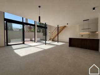Duplex loft 0204 is gelegen op de tweede en derde verdieping van Residentie Melrose Place en heeft een totaal oppervlakte van 132,11 m² met daarbij een zuid-west gericht terras van 27,08 m². Het appartement beschikt over 2 slaapkamers.<br /><br />Residentie MELROSE PLACE, een exclusief project op een zéér centrale ligging.<br /><br />Een project binnen in karaktervolle gebouwen in hartje Ieper. Het beperkt aantal wooneenheden zorgt voor<br />een leefbare residentie.<br /><br />Residentie MELROSE PLACE omvat 6 ruime appartementen met 1 of 2 slaapkamers en één studio op de<br />gelijkvloerse verdieping bij fase 1 (Rijselstraat). In een latere fase van dit project (Merghelynckstraat) worden er<br />1duplex-appartement , 4 lofts en 1 bestaande loft gerealiseerd.<br /><br />Verder is er ook een mogelijkheid tot aankopen van autostaanplaats en/of garage.<br /><br />Bij het ontwerp werd gekozen om exclusieve en betaalbare appartementen te ontwikkelen.<br /><br />Ook de ligging van residentie MELROSE PLACE is één van de grote pluspunten, de residentie is gelegen in<br />het hart van de stad, waar alle voorzieningen (bakkerij, slagerij, apotheek,…) na bij zijn. Er is ook een vlotte<br />verbinding met de Noorderring die u vlot tot de oprit van de A19 brengt.<br />Residentie MELROSE PLACE, een exclusief project op een zéér centrale ligging.<br /><br />Een project binnen in karaktervolle gebouwen in hartje Ieper. Het beperkt aantal wooneenheden zorgt voor<br />een leefbare residentie.<br />