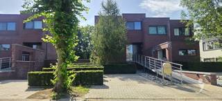 <p><span>Recent gebouwde halfopen woning, gelegen in een fijne omgeving.<br />Dankzij de ligging in het centrum van Linden is het vlakbij winkels en makkelijk bereikbaar.</span></p><p><span><br />De woning heeft een ruime inkom met vestiaire plaats, een apart toilet en een ruime berging met wasplaats.</span></p><p><span>Via een glazen deur bereiken we een mooie leefruimte dat doorloopt in een ruime keuken met eiland.<br />De keuken is voorzien van allerhande ingebouwde toestellen ( Afwasmachine, kookplaat, wastafel, frigo )<br />Alsook is deze keuken voorzien van zeer veel opbergruimte met al de ingebouwde kasten.</span></p><p><span><br />Via de nachthal op de 1e verdieping bereiken we de slaapkamers, een 2e toilet en een ruime badkamer.<br />Er zijn 3 ruime slaapkamers en daarnaast is er tevens nog een grote dressing.</span></p><p><span>De badkamer is voorzien van een dubbele wastafel, een bad en een ruime inloop douche.</span></p><p><span>Er is een ruime ondergrondse staanplaats voor de wagen. Daarnaast is er ook nog een open staanplaats voor de wagen vlak voor de woning.<br /></span><span>De leefruimte kijkt uit op een ruim zuidelijk gelegen terras met zicht op groen.<br />Achter in de tuin is er een handige extra berging.</span></p><p><span>De beplantingen worden onderhouden door de eigenaar.</span></p><p><span><br />Beschikbaar vanaf 15 oktober voor lange duur.<br />Deze woning is </span><span>niet </span><span>bemeubeld. Dankzij het lage E-peil van de woning is er een zeer gunstig verbruik.</span></p><p><span> </span></p><p><span>Interesse? Vraag uw bezoek aan via onze website!<br /><br /></span></p><p><span> </span></p>