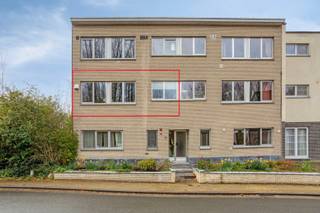 Aan de rand van de gemeente, met zicht op het groen, bevindt zich dit recent gerenoveerd appartement, gelegen op de eerste verdieping. Het...