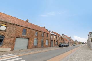 <span><span>In het dorpscentrum van <strong>Merkem</strong> situeert zich deze bijzonder ruime woning met<strong> 5 slaapkamers</strong>, uitgestrekte tuin en <strong>grote, inpandige garage (40 m²)</strong>. Het eigendom, met een bruikbare vloeroppervlakte van 282 m², bevindt zich aan de overkant van het 'Stationshuis' met bijhorend pleintje en parkeermogelijkheden. <br /><br />Deze omvangrijke bebouwing is gelegen op een perceel met een grondoppervlakte van 682 m² en biedt een <strong>zee aan ruimte en mogelijkheden</strong>. Men beschikt onder meer over maar liefst 5 slaapkamers. Daarnaast kan men tevens gebruik maken van een <strong>grote, nog in te richten zolderruimte (ca. 50 m²)</strong>. De ruime, inpandige garage biedt plaats aan 2 wagens of kan dienst doen als opslagruimte.<br /><br /><u>De indeling van de ruimtes is als volgt:</u></span></span>
<ul>
	<li><span><span>Droge kelder (15 m²);</span></span></li>
	<li><span><span>Gelijkvloers: inkom - ruime, lichtrijke woonkamer met zithoek en eetplaats - aanpalende, open keukenruimte - wasplaats en toilet - traphal met toegang tot eerste verdieping, kelder en achterdeur - voutekamer (slaapkamer 1) - grote, inpandige garage met sectionale poort.</span></span></li>
	<li><span><span>Eerste verdieping: trap- en nachthal - slaapkamer 2 - slaapkamer 3 - slaapkamer 4 - slaapkamer 5 - bergplaats - grote badkamer met douche, toilet en dubbel lavabomeubel - toegang tot zolder via luik in de nachthal.</span></span></li>
	<li><span><span>Tweede verdieping: zeer ruime, nog in te richten zolderruimte.</span></span></li>
	<li><span><span>Exterieur: uitgestrekte achtertuin met terras, tuinhuis en kippenren.</span></span></li>
</ul>
<span><span> De woning werd <strong>energielabel D</strong> toegekend en valt dus <u>niet</u> onder de renovatieverplichting. Zo is de zolderplaat geïsoleerd, beschikt men over ramen met<strong> dubbele beglazing en rolluiken</strong>, en wordt er verwarmd met <strong>centrale verwarming op aardgas</strong> (nieuwe hoogrendementsketel geplaatst in 2025). Ook belangrijk om te vermelden dat de <strong>elektrische installatie conform gekeurd is tot 2050</strong>.<br /><br /><u>Enkele troeven:</u></span></span>

<ul>
	<li><span><span><strong>Royale bruikbare vloeroppervlakte van 282 m²</strong>;</span></span></li>
	<li><span><span>5 slaapkamers;</span></span></li>
	<li><span><span>Grote, dubbele garage (3,47 meter breed op 11,70 meter diep);</span></span></li>
	<li><span><span>Energielabel D en conform gekeurde, elektrische installatie.</span></span></li>
</ul>
<span><span>Interesse in deze interessante en ruime woning? Meer info of een bezoek gewenst? Bel Diksimmo op het nummer 051 50 11 51 of mail naar diksmuide@diksimmo.be.</span></span>