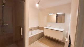 Ben jij op zoek naar een nieuwbouwwoning waar je meteen kan intrekken? <br /><br />Ontdek deze  knappe gezinswoning op het lot 25 in onze gezinsvriendelijke nieuwe wijk in Ruddervoorde.<br /><br />De lichtrijke open leefruimte loopt naadloos over in de<strong> prachtige eilandkeuken</strong> met naastgelegen berging. Eetkamer &amp; keuken geven uit op het terras.<br /><br />Op de verdieping hebben we 3 ruime slaapkamers, een complete badkamer, apart toilet én berging.<br /><br />Deze afgewerkte woning werd ook al <strong>geschilderd</strong>. Dankzij zonnepanelen en een slim ventilatiesysteem wordt jouw nieuwe thuis zeer <strong>energiezuinig (A-label)</strong> en voorzien van alle comfort. <br /><br />Ook jouw zongerichte terras, de carport, het tuinhuis, jouw gazon én de tuinafsluiting zijn al afgewerkt.  <br /><br />Waar wacht je nog op? Kom even binnenkijken. 