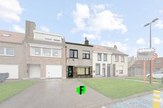 In de Steenovenstraat 7, 8420 Wenduine, op een steenworp van het centrum, bevindt zich deze volledig te renoveren woning.Bij binnenkomst betreedt u...