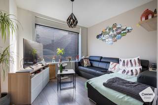 <u><strong>OPENDEURDAG OP ZATERDAG 31 OKTOBER 2026 tussen 14u00 en 18u00 ( op afspraak)</strong></u><br /><br />U kunt een BOD uitbrengen op deze woning, rekening houdend met de <strong>AANVANGSPRIJS </strong>van<strong> 299.000 euro,</strong> elk hoger BOD wordt voorgelegd aan de eigenaars die al dan niet kunnen ingaan op dit aanbod.<br /><br />Instapklare half-open woning<strong> in het rustige en groene dorp Hertsberge.</strong> Deze woning bestaat uit inkom, knap gerenoveerde woonkamer met pelletkachel en een automatisch rolluik aan de voorgevel maar ook aan de achtergevel. Aansluitend is er een volledig geïnstalleerde keuken met aanpalend ook de volledig geïnstalleerde badkamer met ligbad, wastafel en toilet. Op de eerste verdieping zijn er twee volwaardige slaapkamers. <strong>De derde slaapkamer/zolderkamer </strong>is te bereiken met vaste trap op de tweede verdieping. Verder is er nog een kelder, een ruime berging en een <strong>volledig omheinde tuin</strong> met de perfecte oriëntatie waar U kan genieten van de zon. <strong>De elektriciteit is gekeurd</strong> en er is <strong>geen renovatieverplichting</strong> van toepassing. Er zijn 10 zonnepanelen aanwezig! Dit kan ook een interessante investering zijn.<br /><br /><u><strong>Gelijkvloers:</strong></u>
<ul>
	<li>Inkom;</li>
	<li>Geïnstalleerde keuken;</li>
	<li><strong>Knap gerenoveerde</strong> woonkamer met pelletkachel;</li>
	<li><strong>Praktische badkamer</strong> met ligbad, wastafel en toilet;</li>
	<li>Leuke gezellige tuin die volledig omheind is;</li>
	<li>Buitenberging;</li>
	<li>Praktische kelderberging;</li>
	<li>Carport met poort;</li>
	<li>Oprit met voldoende parkeerruimte;</li>
</ul>
<strong><u>1ste verdieping:</u></strong>

<ul>
	<li>2 mooie volwaardige slaapkamers;</li>
</ul>
<strong><u>2de verdieping met vaste trap te bereiken:</u></strong>

<ul>
	<li>mooie zolderkamer / derde slaapkamer.</li>
</ul>
<strong><u>Troeven:</u></strong>

<ul>
	<li><strong>De elektriciteit is gekeurd</strong>;</li>
	<li><strong>Geen renovatieverplichting</strong>;</li>
	<li>10 zonnepanelen;</li>
	<li>Instapklaar;</li>
	<li>Dit kan ook een interessante investering zijn.</li>
</ul>
Voor meer informatie of verdere vragen contacteer ons via: <strong>oostkamp@caenen.be</strong><br /><br /> 