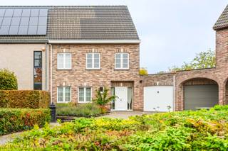 Sommige woningen geven je meteen een fijn gevoel. Aan de <strong>Heidestraat 182 te Zwijndrecht</strong> begint dat al bij de mooi <strong>aangelegde voortuin</strong>, waar de lavendel je meteen doet denken aan het zuiden van Frankrijk. Samen met <strong>de ruime oprit </strong>en de charmante gevel zorgt dit voor een warm welkom, nog voor je binnenstapt.<br /><br /><strong>Gelijkvloers – samenleven met zicht op de tuin</strong><br />We stappen binnen in de ruime inkomhal. Links bevindt zich <strong>het gastentoilet,</strong> gevolgd door een <strong>grote slaapkamersuite</strong> met eigen douche. Rechtdoor komen we in de <strong>ruime leefruimte</strong>, waar verschillende gezellige hoekjes elkaar aanvullen. Er is plaats om samen aan tafel te gaan, rustig een boek te lezen of met het hele gezin in de zithoek neer te ploffen.<br />De grote ramen brengen het groen naar binnen en maken de tuin een deel van het dagelijkse leven.<br /><br />Een deur aan de linkerzijde leidt naar een <strong>ruim bureau</strong>, waar je rustig kunt werken of studeren. Rechts sluit <strong>de keuken</strong> met tuinzicht aan op de leefruimte. Ook tijdens het koken blijf je zo betrokken bij wat er in huis gebeurt.<br />Naast de keuken ligt <strong>de wasplaats </strong>met aansluitingen voor wasmachine en droogkast en een deur naar de tuin.<br />Van hieruit bereiken we ook <strong>de ruime garage</strong>, met plaats voor de wagen en fietsen.<br />Een extra wastafeltje is handig om na het tuinieren of een fietstocht even de handen te wassen.<br /><br />Vanuit de leefruimte openen de dubbele deuren naar het ruime terras. Buiten ontbijten, lang tafelen met familie of gewoon genieten van een rustig moment: hier is er alle ruimte voor. De prachtige tuin, met zijn groene uitzicht en aangename privacy, maakt dit een heerlijke plek voor jong en oud.<br /><br /><strong>Eerste verdieping – een eigen plek voor iedereen</strong><br />Via de vaste trap in de inkomhal komen we op de eerste verdieping. In <strong>de nachthal</strong> met een <strong>fijne zithoek</strong> is zelfs plaats voor een rustig leesmoment. Hier vinden we <strong>twee ruime slaapkamers</strong>, waarvan eentje nu dienst doet als dressing.<br />Aan de linkerzijde ligt <strong>de charmante badkamer</strong> met ligbad en wastafelmeubel.<br /><br /><strong>Zolderverdieping – verrassend veel ruimte</strong><br />Een volgende deur geeft toegang tot <strong>doorloop kamer</strong>, waar een vaste trap ons naar de <strong>zeer ruime zolder </strong>met ingemaakte kasten brengt.<br />Een praktische extra ruimte voor alles wat een gezin door de jaren heen verzamelt, met plaats voor hobby’s en eigen ideeën.<br /><br />Een <strong>gezellige familiewoning</strong> met de mogelijkheid <strong>om vijf slaapkamers in te richten</strong>, met ruimte om samen te zijn én voor iedereen een eigen plekje, omringd door het groen van een bijzonder mooie tuin.<br /><br /><u><strong>Technische informatie:</strong></u><br />EPC: label C – 230 kWh/m²/jaar<br />Geen renovatieverplichting<br />P-score: C | G-score: A<br />Stedenbouwkundige inlichtingen: in aanvraag<br /><br />Kom binnen en ervaar het zelf tijdens een bezoek met M3 Makelaars.