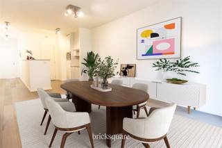 BRUXELLES - Découvrez cet appartement en excellent état, idéalement situé dans le centre de Bruxelles, à proximité de la Place Sainte Catherine et de tous les commerces, restaurants, écoles et transports en commun. La situation offre un accès rapide au centre-ville et aux zones environnantes, permettant ainsi de profiter d'un cadre de vie à la fois calme et dynamique.Ce duplex de 134 m², situé au rez-de-chaussée d’une résidence de 2012 signée Marc Corbiau, vous séduira par sa belle situation, ses espaces, sa luminosité et son joli jardin.Il se compose au rez-de-chaussée d’un hall d’entrée avec vestiaire, d’un grand séjour lumineux avec une cuisine super équipée, d’une buanderie, d’une chambre avec sa salle de bains, d’une toilette séparée ; et à l’étage, de deux autres chambres confortables, avec une salle de douche et une toilette séparée. A l’extérieur, vous profiterez d’un jardin de 37 m2 et au sous-sol se trouvent également une cave et un emplacement de parking. PEB C, porte blindée, ascenseur, châssis double vitrage, électricité conforme et parlophone, chaudière individuelle, local à vélos, compteurs individuels, adoucisseur d’eau. L’appartement est actuellement loué à hauteur de 2100 € par mois (4% brut).Parking en option.Disponible immédiatement.Contactez BrickSquare pour plus d'informations : 02/315.25.13 ou www.bricksquare.be