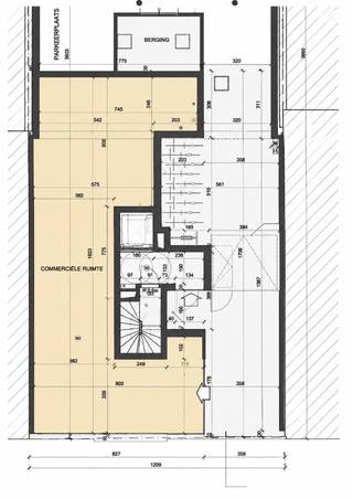 Deze handelsruimte van ca. 110 m² bevindt zich op een strategische locatie in de onmiddellijke omgeving van Gent-Sint-Pietersstation.<br /><br />Het pand dateert van 2016 en beschikt over een brede etalage die zorgt voor veel lichtinval en een mooie zichtbaarheid vanaf de straat.<br /><br />De ruimte leent zich voor verschillende handels- of dienstverlenende activiteiten en biedt heel wat mogelijkheden voor een ondernemer die op zoek is naar een goed bereikbare locatie in Gent.<br /><br />Ook voor investeerders vormt dit een interessante opportuniteit dankzij de ligging en de commerciële troeven van het pand.<br /><br />Wat maakt dit pand interessant?<br /><br />* Ca. 110 m² commerciële ruimte<br />* Brede etalage met goede zichtbaarheid<br />* Ligging nabij Gent-Sint-Pietersstation<br />* Vlot bereikbaar met het openbaar vervoer<br />* Recent bouwjaar (2016)<br />* EPC-label B, zonder renovatieplicht<br />* Interessant voor eigen gebruik of als vastgoedinvestering<br /><br />Benieuwd naar de mogelijkheden?<br /><br />Contacteer Steve voor meer informatie of een bezoek ter plaatse. <br />We bekijken graag samen welke invulling bij jouw plannen past.