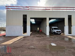 <strong>Gloednieuwe KMO-unit van 273 ²</strong> gelegen te Evergem. De unit maakt deel uit van het project<strong> 'Bizzpark Doornzele'</strong>, een project gekenmerkt door duurzaamheid en architectuur. Er is bovendien een optie om een extra verdieping van 60 m² te realiseren, bespreekbaar op aanvraag, ideaal als kantoor of extra opslagruimte. Deze unit is uitgerust met een automatische sectionale poort en heeft een vrije hoogte van 6,5 meter. De unit is volledig geïsoleerd en afgewerkt met een duurzame polybetonvloer met een draagkracht van 2,5 ton/m² permanente belasting. De ruimte is ook voorzien van een lichtstraat met geïntegreerd rookluik, een elektrische aansluiting van 3 x 400V + N met een stroomsterkte van 40A. Elke unit beschikt tevens over een regenwaterput van 5.000 liter. Zonnepanelen kunnen nog optioneel worden voorzien, afhankelijk van de noden van de gebruiker. De omgeving van het gebouw wordt volledig aangelegd met groenvoorziening. Verplichte aankoop van één autostaanplaats, extra staanplaatsen mogelijk alsook mogelijkheid voor wachtbuizen voor het plaatsen van een laadpaal.<br /><br />De ligging in Evergem zorgt voor een uitstekende bereikbaarheid, op slechts 2 km van de R4, wat een vlotte verbinding biedt naar zowel de E34 richting Antwerpen/Knokke als de E40 richting Brussel en Oostende.<br /><strong>Reeds 65% verkocht !!!</strong><br /><br />Heeft u interesse of wenst u graag meer details over deze KMO-unit? Aarzel dan niet om contact op te nemen met <strong>PANORAMA B2B</strong> voor bijkomende informatie, gedetailleerde plannen of om een vrijblijvend plaatsbezoek in te plannen. U kunt ons bereiken op het nummer <strong>0477 02 09 02</strong>.