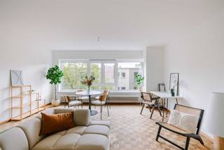 <p><span>SINT-AMANDSBERG - Lichtrijk en opgefrist appartement met stijlvolle interieurelementen</span></p><p><span> </span></p><p><span>Dit gezellige twee slaapkamer-appartement bevindt zich op de tweede verdieping van een kleinschalige residentie bestaande uit 6 units. Gelegen in de residentiële Sint-Dorotheastraat te Sint-Amandsberg werd deze unieke opportuniteit recent opgefrist en voorzien van nieuwe ramen, wat resulteert in een zeer voordelige EPC-score. Verder geniet het appartement van een authentieke blokparket en sierhaard in de leefruimte.</span></p><p><span> </span></p><p><span> </span></p><p><span>De belangrijkste troeven in een notendop: </span></p><ul><li><span>Groene en residentiële omgeving met vlotte bereikbaarheid</span></li><li><span>Lift aanwezig</span></li><li><span>Twee zeer ruime slaapkamers</span></li><li><span>Extra kamer</span></li><li><span>Prachtige lichtinval</span></li><li><span>Bijhorende garagebox</span></li><li><span>EPC Label B, conforme elektriciteit en asbestveilig</span></li><li><span>Lage gemeenschappelijke kosten</span></li></ul><p><span> </span></p><p><span> </span></p><p><span>Indeling:</span><span> Inkomhal met ingebouwde dressing; lichtrijke leefruimte met gezellige zithoek; geïnstalleerde keuken voorzien van een kookplaat, dampkap, oven, spoelbak, vaatwasser, aansluitingen voor wasmachine en een kleine technische berging. Verder treffen we twee volwaardige slaapkamers; een derde kamer die ingericht kan worden als bureau, dressing of extra berging; en de badkamer met ligbad, toilet en een lavabomeubel. Extra troef: garagebox aan de achterzijde van het gebouw.</span></p><p><span> </span></p><p><span> </span></p><p><span>Belangrijk: </span></p><p><span>Richtprijs appartement: 325.000 EUR</span></p><p><span>Richtprijs garagebox (verplicht): 25.000 EUR </span></p><p><span>EPC: 173 kWH/m² jaar (UC: 20260421-0003835204-RES-1)</span></p><p><span>Geen renovatieverplichting</span></p><p><span>Bezoeken worden georganiseerd vanaf 1 juni 2026</span></p><p><span> </span></p><p><span>Interesse? Contacteer Axel Lenaerts makelaars voor meer info of een bezoek via <span>Laurens@axellenaerts.be</span></span><span> of 09 245 24 24</span></p>