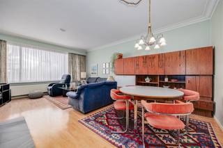 <p><span>Zeer licht en goed onderhouden </span><span>appartement</span><span> met 2/3 slaapkamers en </span><span>lif</span><span>t in een klein appartementsblok staat te koop op de Oudstrijderslaan 47 te </span><span>Hoboken</span><span> niet ver van de Kioskplaats.</span></p><p><span>Het appartement is gelegen nabij het Schoonselhof, Park Sorghvliedt en Fort 8.</span></p><p><span> </span></p><p><span>Het appartement met </span><span>2/3 slaapkamers</span><span> en een </span><span>terras</span><span> is gelegen op de </span><span>derde</span><span> verdieping. </span></p><p><span> </span></p><p><span>Indeling</span></p><p><span>- leefruimte </span></p><p><span>- keuken</span></p><p><span>- badkamer </span></p><p><span>- slaapkamer 1</span></p><p><span>- slaapkamer 2</span></p><p><span>- bureau, dressing</span></p><p><span>- terras</span></p><p><span>- kelder </span></p><p><span> </span></p><p><span>Algemeen gebouw</span></p><p><span>- terras met mooi open zicht</span></p><p><span>- gunstig EPC 194 kWh/m² jaar , </span><span>label B</span></p><p><span>- beschikbaar bij akte</span></p><p><span>- lage voorschotten op vaste kosten (+/- 100 euro/maand)</span></p><p><span>- dak werd vernieuwd en geïsoleerd 2018</span></p><p><span> </span></p><p><span>Ben jij geïnteresseerd in dit appartement te koop in Hoboken, ben je op zoek naar ander vastgoed of wens je de waarde van jouw eigendom te kennen? Dan ben je bij BOLT immo aan het juiste adres! Wij helpen jou graag verder.</span></p><p><span> </span></p>
