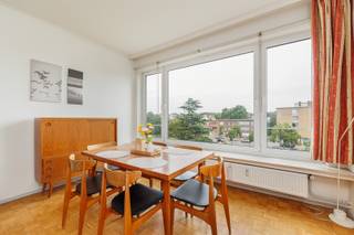 <p><span>ANTWERPEN/WILRIJK - Bij Park Den Brandt</span><span>: Aangenaam en lichtrijk gemeubeld appartement met 1 slaapkamer.</span></p><p><span> </span></p><p><span>BESCHRIJVING:</span></p><p><span> </span></p><p><span>Het appartement is gelegen op de 3° verdieping van een goed onderhouden gebouw met conciërge.</span></p><p><span>Inkomhal op marmeren tegels met dambordmotief, voorzien van ingemaakte vestiairekast.</span></p><p><span>Zeer gezellige leefkamer op parket.</span></p><p><span>Geïnstalleerde keuken met kasten en toestellen.</span></p><p><span>Een ruime slaapkamer, uitgevend op aangenaam terras.</span></p><p><span>Volledig vernieuwde badkamer met inloopdouche , lavabo en toilet.</span></p><p><span>  </span></p><p><span>BIJZONDERHEDEN:</span></p><p><span> </span><span><br />* Overal nieuwe dubbele beglazing</span></p><p><span>* Meubels over te nemen</span></p><p><span>* Gemeenschappelijke kosten: 260 €/maand (water, lift, onderhoud gemene delen, conciërge, provisie voor verwarming)</span></p><p><span>* In de onmiddellijke nabijheid van winkels (Carrefour, bakker, beenhouwer, apotheker)</span></p><p><span>* Terminus van de tram en bussen op 50m</span></p><p><span> </span></p><p><span> </span></p>