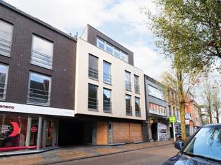 In het hart van Schoten, vlakbij winkels, openbaar vervoer en alle voorzieningen, stellen we u graag dit verzorgde appartement met lift op de...
