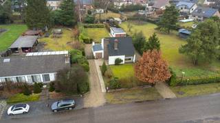 <p>Interesse in een bezoek? Neem contact op met noor.helsen@copandi.be of via +32 471 90 18 10.<br />Download ook zeker de inplantingsplannen en de documenten via onze website www.copandi.be</p><p></p><p>Deze karaktervolle woning is gelegen op een perceel van circa 14 are in het rustige Mol-Wezel. U geniet hier van een aangename, groene omgeving nabij lokale winkels, een basisschool en openbaar vervoer. Bovendien bevindt u zich op wandelafstand van natuurgebied de Keiheuvel. Dankzij de vlotte verbinding met de Molse Zuiderring zijn zowel Mol als Lommel binnen 10 minuten bereikbaar.</p><p></p><p><strong>Gelijkvloers</strong></p><p>De woning, gebouwd in 1978, verwelkomt u via een inkomhal met gastentoilet. Van hieruit bereikt u de uitzonderlijk ruime leefruimte met open keuken van bijna 53 m². Deze open indeling vormt het hart van de woning en biedt meer dan voldoende plaats voor een royale zithoek en eetruimte. De houten parketvloer en de open haard zorgen voor extra warmte en gezelligheid.</p><p>Aansluitend bevindt zich een lichtrijke veranda van circa 16 m² met zicht op de tuin, ideaal als bijkomende leefruimte. Verder beschikt het gelijkvloers over een inpandige garage, wat zorgt voor extra comfort en praktische bergruimte, hier bevindt zich eveneens de wasplaats.</p><p></p><p><strong>Eerste verdieping</strong></p><p>Op de eerste verdieping bevinden zich drie slaapkamers in verschillende groottes, geschikt als master bedroom, kinderkamers of bureau. De centraal gelegen badkamer is uitgerust met een ligbad, lavabomeubel en extra toilet. Daarnaast is er een aparte berging voorzien, ideaal als wasruimte of extra opslag.</p><p></p><p><strong>Technische kenmerken</strong></p><p>De woning wordt verwarmd op gas, de verwarmingsketel werd vernieuwd in 2021. Met een EPC-score F geldt er een renovatieverplichting, wat de mogelijkheid biedt om de woning energetisch te optimaliseren en verder te moderniseren naar eigen smaak.</p><p></p><p><strong>Tuin</strong></p><p>De tuin is volledig omheind. Daarnaast is er een vergunde, vrijstaande garage van ongeveer 40 m² aanwezig, ideaal als werkruimte, hobbyruimte of extra opslag.</p><p></p><p><strong>Kenmerken</strong><br />✅ Zeer ruime leefruimte met open keuken<br />✅ Drie slaapkamers<br />✅ Lichtrijke veranda</p><p>✅ 2de toilet op eerste verdieping<br />✅ Inpandige garage<br />✅ Praktische indeling met berging op de verdieping</p><p></p><p>Deze woning in de Handelsstraat combineert ruimte, licht en functionaliteit op een centrale ligging in Mol. Dankzij de grote leefruimte, veranda en drie slaapkamers is dit een ideale gezinswoning met veel wooncomfort en potentieel.</p>