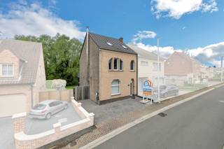 <p>Voor meer info of een bezoek, bel 054 78 90 00 - Op zoek naar een instapklare woning met karakter en hedendaags comfort? Deze <strong>halfopen bebouwing</strong> in een <strong>rustige, groene omgeving</strong> in Ninove combineert charme met functionaliteit. De woning, oorspronkelijk gebouwd in 1937 en gerenoveerd in 2014, bevindt zich in goede staat van onderhoud en beschikt over een bewoonbare oppervlakte van ca. 164 m² op een perceel van 300 m². Binnenin geniet u van een<strong> lichtrijke leefruimte</strong>, een functionele keuken en een praktische indeling die perfect aansluit bij de noden van een gezin. Op de verdieping bevinden zich <strong>drie volwaardige slaapkamers</strong> en een badkamer uitgerust met bad, douche en toilet. Daarnaast is er een apart gastentoilet op het gelijkvloers. De woning is <strong>volledig onderkelderd</strong>, wat zorgt voor extra opslagruimte en praktische mogelijkheden. Buiten geniet u van een <strong>aangename tuin en terras</strong>, ideaal om tot rust te komen in een groene omgeving. De residentiële ligging biedt een goede bereikbaarheid met winkels, scholen en openbaar vervoer in de nabije omgeving. Extra troef is het <strong>gunstige EPC-label C</strong> (275 kWh/m²jaar), wat bijdraagt aan energiezuinig wonen. Een interessante opportuniteit voor wie op zoek is naar een solide en comfortabele gezinswoning.</p>