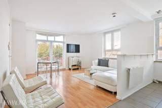 <p><span>Vivre au bord de l'eau, avec tout le confort à portée de main !</span></p><p><span>Situé dans un emplacement de choix sur les quais, cet appartement au premier étage est particulièrement bien entretenu et entièrement meublé. Grâce à sa magnifique vue sur l'eau et à sa belle luminosité, vous profiterez chaque jour d'une délicieuse sensation de calme et d'espace.</span></p><p><span>Un logement lumineux avec une vue unique</span></p><p><span>Un escalier fixe vous mène au premier étage, où le hall d’entrée donne accès à un espace de vie chaleureux et lumineux. Les grandes baies vitrées créent une ambiance agréable et offrent une vue magnifique sur l'eau. À l'avant se trouve également une petite terrasse conviviale, où vous pourrez profiter pleinement de l'air frais et de l'emplacement unique au bord du quai.</span></p><p><span>L'appartement est loué entièrement meublé, ce qui vous permet d'y emménager immédiatement. À côté se trouve la cuisine fonctionnelle, équipée de toutes les commodités nécessaires.</span></p><p><span>Aménagement confortable et pratique</span></p><p><span>L'appartement dispose d'une chambre à coucher équipée d'une armoire. La salle de bains spacieuse est équipée d'une baignoire-douche, d'un lavabo, de toilettes et d'un raccordement pour une machine à laver.</span></p><p><span>Au sous-sol, vous trouverez également un local à vélos commun et un local à poubelles séparé.</span></p><p><span>Un emplacement de choix au bord de l'eau</span></p><p><span>Son emplacement unique au bord de l’eau constitue sans aucun doute l’un des principaux atouts de cet appartement. Un logement idéal pour ceux qui recherchent un appartement prêt à emménager, entièrement meublé, offrant une vue magnifique et disposant d’un espace extérieur privé.</span></p><p>C'est<span>exactement votre nouveau chez-vous ?</span><span> Découvrez-en plus sur <span>www.immoir.be</span></span><span> et planifiez votre visite !</span></p>