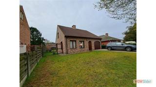 Een vrijstaande woning bestaande uit een woonkamer, keuken, 1 slaapkamer, badkamer, inpandige garage, overdekt terras, tuin met tuinberging...