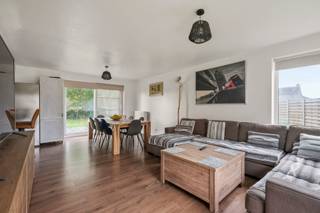 Deze alleenstaande nieuwbouwwoning (4 slpks) met tuin en garage is zeer rustig gelegen in Kortemark.<br /><br /><span>Deze woning is als volgt ingedeeld:</span><br /><span><span>Op het gelijkvloers:</span> inkomhal met apart toilet, lichtrijke leefruimte, geïnstalleerde open keuken, wasplaats, inpandige garage, zonnige tuin met landelijke verzicht.</span><br /><span><span>Op de eerste verdieping:</span> badkamer (lavabo, toilet en douche), 2 slaapkamers.<br /><span>Op de tweede verdieping:</span> 2 aparte bergingen en 2 slaapkamers.<br /><br /></span>De woning beschikt over 3 zonnepanelen, regenwaterput en 3 parkeerplaatsen.<br /><br /><span>PLUSPUNTEN:</span><br /><span>- EPC A</span><br /><span>- RUSTIG GELEGEN</span><br /><span>- ZONNIGE TUIN<br /></span>- INPANDIGE GARAGE