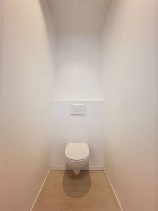 <h1><span>Volledig gerenoveerde woning met EPC A – Perfect gelegen in het centrum van Roeselare</span></h1><h1><span> </span></h1><h1><span>Deze instapklare woning is recent volledig gerenoveerd en biedt de perfecte combinatie van comfort, stijl en energiezuinigheid. </span></h1><h1><span>Met een EPC A, 7 zonnepanelen, vloerverwarming en moderne voorzieningen is deze woning niet alleen een mooie plek om te wonen, maar ook een slimme keuze voor wie wil besparen op energie.</span></h1><h1><span> </span></h1><h1><span>Gelegen in het hart van Roeselare, geniet je van een uitstekende centrale locatie dicht bij alle voorzieningen, winkels en het openbaar vervoer.</span></h1><h1><span> </span></h1><h1><span>Wat deze woning te bieden heeft:</span></h1><h1><span> </span></h1><ul><li><span>Energiezuinig en duurzaam: 7 zonnepanelen, regenput van 5000L, vloerverwarming, waterontharder en veel meer</span></li><li><span>Moderne, open keuken met kookeiland en alle benodigde apparatuur </span></li><li><span>Gezellige woonkamer met veel natuurlijk licht en een aangename sfeer.</span></li><li><span>Tuin en terras: De tuin en het terras werden recent aangelegd en is voorzien van sfeervolle buitenverlichting</span></li><li><span>Achteraan in de tuin vind je een bijgebouw, ideaal voor opslag, een hobbyruimte of kantoor.</span></li><li><span>2 ruime slaapkamers die volop licht en ruimte bieden.</span></li><li><span>Moderne badkamer met ligbad, inloopdouche, dubbele lavabo en toilet </span></li></ul><h1><span> </span></h1><h1><span> </span></h1><h1><span> </span></h1>