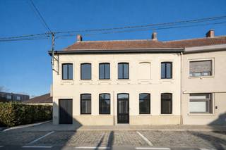 Propriété spacieuse avec commerce, habitation et parking idéalement située.<br /><br />Cette propriété polyvalente combine un espace commercial avec une habitation spacieuse et de nombreuses possibilités de stationnement. Grâce à sa situation stratégique sur l’axe reliant la Flandre occidentale et la Flandre orientale, ce bien convient parfaitement aux indépendants, professions libérales, activités commerciales ou horeca.<br /><br />Au rez-de-chaussée se trouvent un espace commercial avec café et une salle arrière, tous deux disposant d’une entrée séparée. Le niveau comprend également un espace salon/salle à manger supplémentaire, une cuisine et un garage.<br /><br />Le premier étage compte quatre chambres complètes et une salle de bains. Le grenier offre des possibilités d’extension et peut être aménagé en au moins deux chambres supplémentaires ou en espace hobby.<br /><br />À l’extérieur, vous profitez d’un vaste parking et d’un jardin. L’ensemble est implanté sur une parcelle de 1.064 m² et développe pas moins de 453 m² habitables.<br /><br />Un bien offrant un potentiel exceptionnel à un emplacement commercial de premier choix.<br /><br />Cette annonce comprend quelques visualisations générées par IA.<br />Plus d’informations ou planifiez votre visite : wim@immobeguin.be<br /><br />À vendre via Immo Beguin, votre expert immobilier depuis 2009, avec des bureaux à Renaix, Waregem, Courtrai, Deinze, Tournai et Lessines.