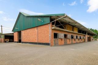 Complete paardenhouderij met binnen- en buitenpiste en bijgebouw met 2 appartementen. Het geheel is gelegen op een fraaie locatie met...