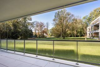 <p><span>Appartement neuf au rez-de-chaussée situé dans la résidence verte Hof ter Beuken</span></p><p><span> </span></p><p><span> '' Cet appartement nouvellement construit est situé à Hof ter Beuken et se trouve au milieu de cette résidence verte à deux pas du centre ville de Malines, du centre ville de Weerde (Zemst) et de l'autoroute E19. </span></p><p><span> </span></p><p><span>Disposition :</span></p><p><span> </span></p><p><span>Ce bel appartement nouvellement construit est situé au rez-de-chaussée et offre une belle vue sur le jardin de la cour verte. Vous entrez dans l'appartement par le hall d'entrée, avec un espace pour un vestiaire et des toilettes séparées. Le salon et la salle à manger sont harmonieusement reliés à la cuisine ouverte. La cuisine est entièrement équipée de placards et d'appareils électroménagers </span></p><p><span> </span></p><p><span> </span></p><p><span> </span></p><p><span> </span></p><p><span> </span></p><p><span> </span></p><p><span>Par l'ascenseur ou l'escalier, vous pouvez entrer dans l'appartement par le hall d'entrée avec des toilettes séparées pour les invités. Le passage ouvert vous permet d'accéder à la cuisine ouverte et à l'espace de vie. La cuisine est entièrement équipée d'appareils de qualité et comprend une plaque de cuisson, un réfrigérateur-congélateur et un four, ainsi qu'un îlot avec un lave-vaisselle et un évier intégrés.</span></p><p><span> </span></p><p><span>Depuis l'espace de vie, vous pouvez accéder à la chambre principale et à la deuxième chambre. Les chambres sont équipées d'une porte coulissante donnant accès à la salle de bains centrale, qui dispose d'une douche à l'italienne et d'un lavabo. La deuxième chambre peut également être utilisée comme dressing. </span></p><p><span> </span></p><p><span>De plus, l'appartement dispose d'une pièce de rangement avec les raccordements nécessaires pour la machine à laver et le sèche-linge.</span></p><p></p>