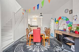 <p><span>Wat de wijk van het historische gebied van het Groot Begijnhof onderscheidt van sommige andere wijken van de Mechelse kernstad, is de combinatie van parkeerplaatsen op korte afstand, een stille omgeving en de directe nabijheid van de E19. De Vrouw van Mechelenstraat is een verkeersluwe eenrichtingsstraat (zone 30). Dit huis met een kleine kelder, beschikt over een volledig opengewerkte living en open keuken. De L-vormige keuken is voorzien van volgende apparaten: koelkast, kookplaat, oven en microgolfoven. Via een breed raam kijkt u uit op de volledig ommuurde stadstuin (klinkers). De hoge plafonds en de hoge gevel zorgen er onder meer voor dat u op de tweede verdieping een volwaardige stahoogte krijgt in de grote kamer onder dak en in de derde kamer. De master bedroom op de eerste verdieping geeft gemakkelijk toegang tot de ruime badkamer, waar plaats is voor uw wasmachine, een douchecabine, een dubbel lavabomeubel, een sierradiator en een hangtoilet. Momenteel is de woning verhuurd tegen 1.300 euro per maand.</span></p>