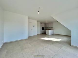 Cet appartement PRÊT À EMPLOYER et ÉCONOMIQUE EN ÉNERGIE (année de construction 2019) est situé au troisième étage d'un immeuble moderne et dispose d'un ascenseur commun. L'appartement est IDÉALEMENT SITUÉ dans le centre de Renaix, à quelques pas des commerces, des transports en commun et des écoles. La propriété dispose d'une TERRASSE ORIENTÉE SUD et d'une PLACE DE PARKING privée.<br /><br />La disposition est la suivante : hall d'entrée, SALON LUMINEUX avec CUISINE OUVERTE ÉQUIPÉE, 1 CHAMBRE À COUCHER COMPLÈTE, une salle de bains moderne, des toilettes séparées, un débarras pratique et une TERRASSE SPACIEUSE. <br /><br />Remarque : l'appartement peut accueillir 1 à 2 personnes maximum ! Comme vous pouvez vous permettre financièrement de louer, la règle de base suivante s'applique : 700 € * 3 = 2 100 €.<br /><br />Adresse : Engelsenlaan 12 bus 0301, 9600 Renaix<br />Disponible à partir du 1er mai 2026<br />Loyer : 700,00 € / mois + 50 € / mois de syndic <br />PEB : 72 kWh/m²