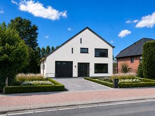 Deze statige eigendom is nieuw op de vastgoedmarkt. De ruime villa met een bewoonbare oppervlakte van 197m2 werd in 1966 gebouwd met aandacht voor duurzaamheid en functionaliteit.<br /><br />Het rechthoekig perceel met zonnige oriëntatie bestaat uit 2 loten (800m2 &amp; 768,5m2) die tevens achteraan een uitweg bieden met een bijkomende garage als extra troef. Met zijn karakteristieke uitstraling en ruime indeling biedt deze woning een unieke kans voor renovatie en modernisering naar jouw eigen smaak en wensen.<br /><br />Geniet van de rust en privacy die het grote perceel biedt, terwijl je toch profiteert van de gunstige ligging nabij voorzieningen en vlotte verbindingen.<br /><br />De villa bestaat uit volgende indeling op het gelijkvloers; een inkomhal, ruime lichtrijke leefruimte (38m2), een keuken met ontbijthoek en directe toegang tot de functionele kelder, ruime garage (45m2), bergplaats en apart toilet;<br /><br />Op de eerste verdieping bevindt zich de nachthal, 3 volwaardige slaapkamers (13, 15, 21m2), badkamer met ligbad - enkele wastafel &amp; toilet, een zolderruimte waar nog een 4de slaapkamer/polyvalente kamer kan bijgemaakt worden.<br /><br />Op de tweede verdieping is er een stockage zolder aanwezig.<br /><br />EPC 531 (F-Label) UC3114800<br /><br />+ Ruime villa met enorm veel mogelijkheden<br />+ Rechthoekig perceel van 1568m2 (bestaande uit 2 loten)<br />+ Uitweg achteraan met bijhorende externe garage <br />+ Regenput alsook steenput aanwezig<br />+ Condenserende ketel vernieuwd in nov '22<br />+ Deels dubbele en HR beglazing (incl elektr rolluiken)<br />+ 4de slaapkamer mogelijk<br /><br />* Bepaalde afbeeldingen zijn digitaal gevisualiseerd en geven een indruk van hoe de woning kan worden ingericht. <br /><br />KOOP DEZE TOPPER RECHTSTREEKS VAN DE EIGENAARS!<br /><br />immo.carton@gmail.com<br /><br />DEZE EIGENDOM WORDT VERKOCHT ZONDER VASTGOEDMAKELAAR!<br /><br />Ook beslist om uw eigendom te verkopen? Bespaar de makelaar dankzij de reeds bewezen succesformule van home2sell.