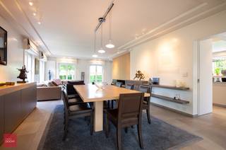 Instapklare villa bestaande uit een inkomhall, living met gas haard, eetplaats, lichtrijke uitbouw zitplaats, ingerichte keuken, 4...