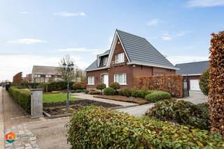 Op een toplocatie in Putte bevindt zich deze landelijke woning met 4 tot 5 slaapkamers (waarvan 1 op het gelijkvloers), een drievoudige garage en berging, gelegen op een schitterend perceel van maar liefst 2935 m². U geniet hier van een uitstekende bereikbaarheid via belangrijke invalswegen, alsook op fietsafstand van het centrum met winkels, scholen en openbaar vervoer.<br /><br />We betreden de woning via de ruime inkomhal. De leefruimte is voorzien van veel natuurlijke lichtinval dankzij de vele raampartijen en biedt een prachtig uitzicht op de tuin en de omliggende weilanden. Deze ruimte kan ingericht worden met een gezellige zithoek en aparte eetplaats. Vanuit de leefruimte is de keuken bereikbaar, volledig uitgerust met de essentiële toestellen. Aansluitend bevindt zich de hal met ingemaakte kasten, die toegang geeft tot de eerste badkamer met douchebad, dubbele wastafel en een aangrenzende slaapkamer.<br /><br />Op de eerste verdieping leidt de nachthal naar 3 ruime slaapkamers, dressing en een tweede badkamer, voorzien van douche, dubbele wastafel en toilet. Verder vindt u hier een veranda/bar met aansluitend terras. De woning beschikt bovendien over een kelder en een zeer ruime opbergzolder. Het prachtig aangelegde perceel met royale tuin nodigt uit om in alle rust te genieten van de groene omgeving en het mooie weer. Het terras voegt extra comfort toe, terwijl de volledig met haag afgesloten tuin het plaatje compleet maakt.<br />Om af te sluiten beschikt de woning ook over een royale drievoudige garage met automatische poorten en een multifunctionele berging.<br /><br />Dit is een uitstekende opportuniteit als u op zoek bent naar een woning gelegen op een uniek perceel van 2935 m². Contacteer ons voor meer informatie op 0472 82 80 66 of via info@boonstravastgoed.be<br /><br />Bijzonderheden:<br />- 4 tot 5 slaapkamers<br />- Ruim perceel van 2935 m²<br />- Tuin met drievoudige garage
