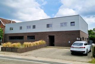Mooi dakappartement gelegen in een kleinschalig gebouw te Houtvenne. Dit appartement werd compleet gerenoveerd in 2010 met voorziening van centrale...