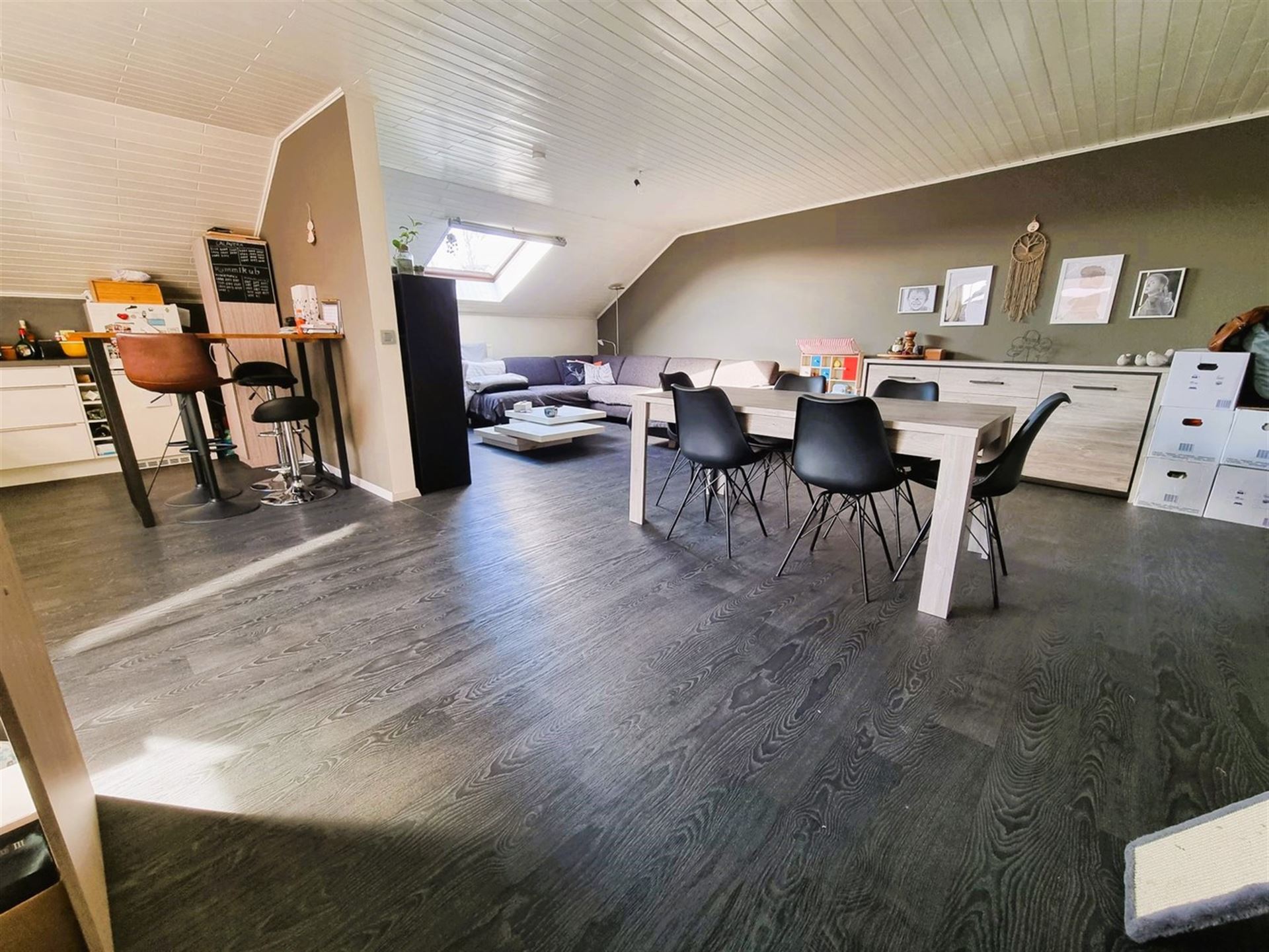 Zeer ruim dakapp 110m² met mooi zonnig terras, 2 slaapkamers en staanplaats achteraan - foto 2