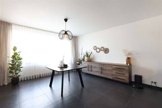 Knap gelijkvloers appartement met twee slaapkamers, ruim terras en autostaanplaats te Genk Omgeving:+ Rustige ligging doch net buiten het levendige...