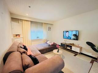 Deze instapklare woning is gelegen in een rustige buurt in Wervik en beschikt over een mooie, verzorgde tuin met extra berging.Indeling:Je komt...