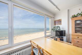 STUDIO MET ZEEZICHT OP TOPLOCATIE AAN DE ALBERT I-PROMENADEIn de standingvolle residentie Ermitage vindt u deze aangename studio met zeezicht,...