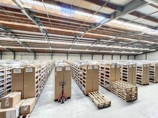 Het magazijn beschikt over een commerciële ligging met vlotte verbinding naar op- en afrit van Waregem.Specificaties: - Sectionale poorten- Laadkade-...