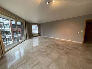 Mooi gelegen appartement met mooi zicht op het park.  Ideaal gelegen in het centrum van Kortrijk met slagerij/krantenwinkel/bakker en supermarkt in...