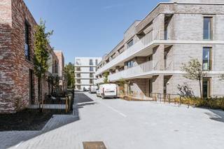 <p>Bezoek mogelijk na aanmaak huurdersprofiel via: https://onid.mijnhuurprofiel.be/property/cd519c7f-7600-4b6a-907a-037c9ba91d9e</p><p><br /></p><p>Dit moderne en splinternieuwe appartement bevindt zich in Het Midden, een groene en duurzame woonsite in het centrum van Boechout.</p><p>Het appartement is uitgerust met alle hedendaagse woontechnieken, waaronder een warmtepomp, vloerverwarming en andere energiezuinige installaties die zorgen voor een uiterst hoog wooncomfort. Bovendien is het appartement volledig voorzien van moderne verlichting.</p><p>Met twee volwaardige slaapkamers, een praktische berging en een gezellig terras biedt het alle ruimte voor comfortabel wonen. Daarnaast zijn een ondergrondse autostaanplaats en een private kelderberging inbegrepen.</p><p>Dit appartement combineert comfort, duurzaamheid en een centrale ligging, ideaal voor wie modern en zorgeloos wil wonen. De maandelijkse kosten bedragen <strong>125 euro.</strong></p>