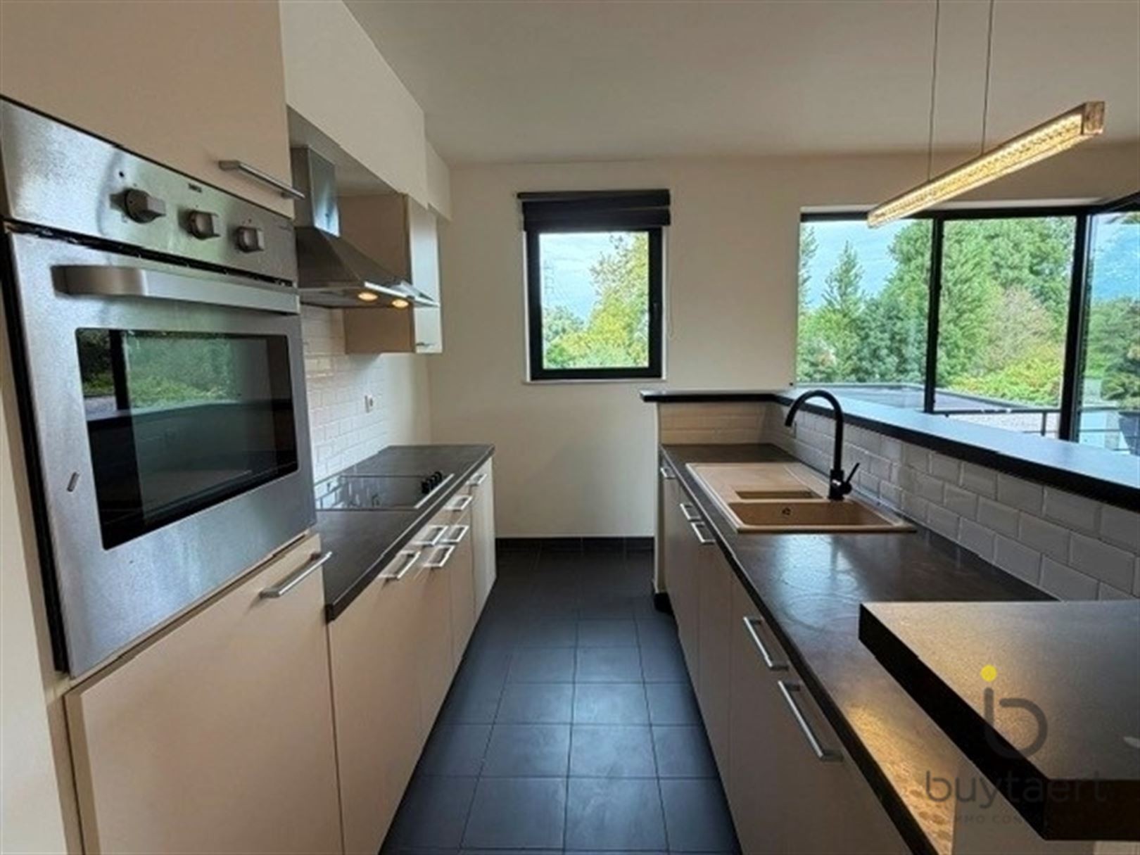 Hoekappartement met twee slpks en terrassen te Wommelgem. - foto 4