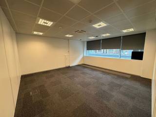 <p>Move-in ready office space of 107 m² located on the ground floor at Diestsevest 14 in <span><span>Leuven</span></span>, offering excellent visibility and a prime location close to the train station, bus connections and the city centre.</p>
<p>The property includes 3 office spaces, one of which can be used as a waiting room, a kitchenette and a storage room. Ideal for a start-up, liberal profession, law firm, interim agency or other service provider.</p>
<p>Excellent accessibility by car and bicycle.<br />2 parking spaces included, including 1 with electric charging point.</p>
<p></p>