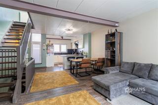 <p><span>Deze ruime bel-etage is gelegen in de Beerschotstraat op het Kiel, een centrale locatie met winkels, scholen, openbaar vervoer en andere dagelijkse voorzieningen in de nabije omgeving. Ook met de wagen geniet je van een vlotte verbinding richting het centrum en de omliggende gemeenten.</span></p><p><span>De woning beschikt over een bewoonbare oppervlakte van maar liefst 168 m² en combineert heel wat ruimte met enkele praktische troeven. Zo is er een inpandige garage, beschikt de woning over PVC-ramen met dubbele beglazing, centrale verwarming op gas en conforme elektriciteit. Met een EPC B zit het ook energetisch goed. Daarnaast is doorheen de woning een camerabeveiligingssysteem aanwezig en werd de badkamer reeds vernieuwd.</span></p><p><span>Op het gelijkvloers kom je binnen via de inkomhal met ingemaakte kasten en een apart gastentoilet. De inpandige garage van 22 m² beschikt over een elektrische poort. Achter de garage bevindt zich nog een multifunctionele ruimte van 6 m² en helemaal achteraan een praktische wasplaats/berging van 8 m².</span></p><p><span>De eerste verdieping vormt het hart van de woning. De open leefruimte en ingerichte keuken zijn samen goed voor maar liefst 45 m², waardoor er meer dan voldoende plaats is voor zowel een ruime zithoek als eethoek. De keuken sluit mooi aan bij de leefruimte en beschikt bovendien over een praktische ontbijthoek. Vanuit de woonkamer heb je toegang tot het west-gerichte en overdekte terras van 10 m²: een fijne extra buitenruimte.</span></p><p><span>Op de tweede verdieping bevinden zich twee slaapkamers van respectievelijk 9 m² en 16 m². De vernieuwde badkamer van 5 m² is uitgerust met een ligbad/douche, toilet en lavabomeubel. De ruime overloop met lichtkoepel zorgt hier bovendien voor extra ruimte en natuurlijke lichtinval.</span></p><p><span>Ben je op zoek naar een woning met een ruimtelijk en open gevoel? Kom deze bel-etage dan zeker ontdekken! </span></p><p><span>Bewoonbare opp. 168 m² ref.: bruto vloeropp. EPC. Voor meer info of een gratis schatting surf naar www.hansimmo.be</span></p><p><span> </span></p>