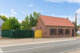 Op een centraal gelegen locatie nabij het centrum van Beerzel bevindt zich deze instapklare woning op een perceel van 355 m². Dankzij de centrale ligging geniet u van een uitstekende bereikbaarheid, terwijl winkels, scholen, horecazaken en openbaar vervoer zich op wandelafstand bevinden.<br /><br />We betreden de woning via de leefruimte dewelke ruimte biedt voor het inrichten van een zithoek en eetruimte. Aangrenzend bevindt zich de keuken voorzien van de voornaamste toestellen. Verder vinden we op een gelijkvloers een ruime slaapkamer, een toilet en de badkamer voorzien van lavabo en douche. <br />De nachthal op de eerste verdieping geeft ons toegang tot een tweede slaapkamer en een bureauruimte. De kelder biedt overigens veel extra opbergruimte<br />In de gezellige tuin met aangelegd terras en goede oriëntatie kunt u steeds in alle rust en privacy genieten van het mooie weer.<br /><br />Dit is een uitstekende opportuniteit indien u op zoek bent naar een gezellige woning met 2 slaapkamers en een leuke tuin en een perceel van ca. 355 m² nabij het centrum van Beerzel. Contacteer ons via 0479 13 63 69 of neem een kijkje op www.boonstravastgoed.be.<br />Bijzonderheden:<br />• Perceel = 355 m²<br />• Dakrenovatie (2025)<br />• Zuid-geörienteerde tuin