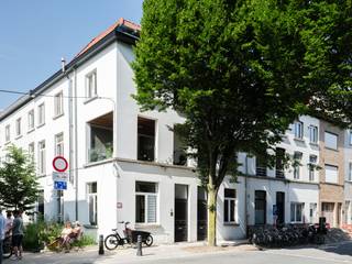 <strong>Hoekwoning met aangenaam volumespel, 3 slaapkamers, aparte fietsenberging en twee zongerichte terrassen, gelegen in de omgeving van Portus Ganda.</strong><br /><br />Nabij de Voorhoutkaai, Portus Ganda en de Machariuswijk vinden we deze kwalitatieve woning (BVO 163 m²). Deze omgeving blijft opwaarderen dankzij het historische karakter van de buurt en de uitbreiding van zowel het centrum als de aanpalende jachthaven.<br /><br />We betreden de woning op de begane grond met een open en ingerichte keuken met aanpalende eetplaats. Verder is er een gastentoilet en praktische fietsenberging die een aparte toegang heeft tot de woning. <br /><br />Op de eerste verdieping bevindt zich de leefruimte met grote ramen die, in combinatie met het split-level en de hoge plafonds, zorgen voor een enorme lichtinval. Via deze ruimte is er eveneens toegang tot het overdekte terras. <br /><br />De tweede verdieping omvat het nachtgedeelte met de eerste twee slaapkamers en de badkamer, voorzien van dubbele wastafel, bad, inloopdouche en toilet. <br /><br />De derde slaapkamer of polyvalente ruimte is gelegen in de nok, te bereiken via een vaste trap, met toegang tot het tweede terras met open zicht. <br /><br />Naast de gegeerde ligging zijn het unieke karakter, het lichtrijke geheel en de doordachte ruimtelijkheid bijzondere troeven. <br /><br /><strong>Samenvattend: een ware opportuniteit voor wie op zoek is naar een unieke woning met volume en buitenruimte op wandelafstand van het stadscentrum.</strong>