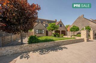 Bent u op zoek naar een exclusieve eigendom te koop die comfort en ruimte perfect combineert? Deze charmante en perfect onderhouden villa op een royaal perceel van 998 m² is ook uitermate geschikt voor een vrij beroep. Gelegen in het schilderachtige Lissewege, geniet u hier van een oase van rust met een bewoonbare oppervlakte van maar liefst 270 m².Dankzij de strategische ligging is de bereikbaarheid uitstekend. U bevindt zich in de nabijheid van belangrijke invalswegen zoals de A11, waardoor zowel de Belgische kust als het historische centrum van Brugge vlot bereikbaar zijn. Dit maakt het de ideale uitvalsbasis voor wie houdt van een rustige woonomgeving.Dankzij de aanwezigheid van zonnepanelen en een thuisbatterij bent u alvast voorbereid op de toekomst. De absolute eyecatcher is de prachtig aangelegde, zonnige tuin met een groot terras en een heerlijk verwarmd zwembad. Ideaal aanbod voor vaste woonst, tweede verblijf of vrij beroep. Bent u op zoek naar een villa vlakbij Knokke-Heist en Brugge? Neem dan zeker contact op voor een bezoek of meer informatie met de dossierbeheerder Arne Vandierendonck via 0493 25 35 85 of arne.vandierendonck@dewaele.comDe eigendom wordt aangeboden via de Pre-sale formule. Van 20/06/2026 om 10:00 tot 27/06/2026 om 16:00 kan u de woning op afspraak komen bezichtigen en een bod uitbrengen. De vermelde prijs is een instelprijs. Voor meer info, gelieve contact op te nemen met de dossierverantwoordelijke.Bestuursmaatregelen in het maatregelenregister: nee