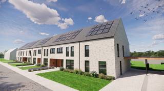 <p>Op een <strong>zeer residentiële en kindvriendelijke locatie</strong> wordt deze prachtige moderne nieuwbouwwoning gerealiseerd. De woning combineert een doordachte indeling met hedendaags wooncomfort en biedt bovendien nog <strong>volledige vrijheid in de keuze van de afwerking</strong>. Dankzij de zeer ruime voorziene budgetten kan u van deze woning écht uw eigen thuis maken.<br /><br />Bij het betreden van de woning komt u binnen in de inkomhal met gastentoilet. Van hieruit bereikt u de ruime en lichtrijke leefruimte met bureauhoek en open keuken. Grote raampartijen zorgen voor een aangename verbinding met de tuin en creëren een fijne, open woonbeleving. Aansluitend aan de keuken bevindt zich een praktische berging.<br /><br />Op de eerste verdieping geeft de overloop toegang tot een afzonderlijk toilet, <strong>drie volwaardige slaapkamers</strong> en de badkamer. Een vaste trap leidt verder naar de ruime zolderverdieping, die heel wat extra mogelijkheden biedt en naar eigen behoefte kan worden ingericht.<br /><br />Een belangrijke troef van deze woning is de <strong>ruime inspraak in de afwerking</strong>. Keuken, badkamer, vloeren, binnendeuren en andere afwerkingsmaterialen kunnen nog zelf gekozen worden binnen de <strong>zeer ruime voorziene budgetten</strong>. Zo geniet u van het gemak van een nieuwbouwproject, zonder in te boeten aan uw persoonlijke smaak en wensen.<br /><br />De rustige en residentiële omgeving maakt deze woning bijzonder interessant voor gezinnen die op zoek zijn naar een aangename en kindvriendelijke woonomgeving, gecombineerd met het comfort en de energiezuinigheid van een volledig nieuwe woning.<br /><br /><em>De getoonde beelden en visualisaties zijn louter indicatief en dienen ter illustratie van het mogelijke eindresultaat. Ze zijn niet bindend en kunnen afwijken van de uiteindelijke uitvoering en gekozen afwerking. Aan de beelden kunnen geen rechten worden ontleend.</em></p>