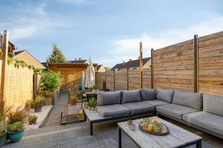 Buiten de stadsrand van Boom bevindt zich dit instapklare en unieke huis. <br />Deze karaktervolle woning combineert hedendaags comfort met verrassende architecturale accenten. Zo geniet u van een opvallende glasconstructie op de verdieping en een speelse indeling op het gelijkvloers.<br /><br />Dankzij de ligging nabij het recreatiedomein De Schorre en diverse invalswegen is dit vastgoed de ideale uitvalsbasis voor wie op zoek is naar een leuke woonst in Boom.<br /><br />Indeling van het huis:<br />* Gelijkvloers: <br />- aparte inkomhal met gastentoilet. <br />- sfeervolle woonkamer op een verhoogd plateau met daaronder een droge kelder. <br />- aansluitend bevinden zich de lichtrijke eetkamer en een open, volledig ingerichte keuken met direct zicht op de tuin.<br />*Eerste verdieping: <br />via een unieke glazen loopbrug bereikt u de ruime hoofdslaapkamer met grote raampartijen en een prachtig zicht op de omgeving. Verder beschikt deze verdieping over een tweede slaapkamer en een complete badkamer met ligbad, inloopdouche en wastafel.<br />* Tweede verdieping: een vaste steektrap leidt naar de derde kamer in de mansarderuimte.<br />* Buitenruimte: zonnige, zuidoost-georiënteerde tuin met terras en een praktisch tuinhuis. Achteraan bevindt zich een servitudeweg met een private autostaanplaats.<br /><br />Troeven en bereikbaarheid:<br />* Duurzaam en conform: de elektrische installatie is volledig conform<br />* Parkeergelegenheid: naast de privatieve * autostaanplaats is er een ruime openbare parking direct bij de woning.<br />* Uitstekende locatie: vlakbij de A12 en E19 (Antwerpen-Brussel-Mechelen). Busstopplaatsen, scholen, winkels, horeca en het centrum van Boom zijn op wandelafstand bereikbaar.<br /><br />Dit vastgoed is de ideale starterswoning voor een jong gezin, koppels of alleenstaanden ...<br /><br />De eigendom wordt aangeboden via de Pre-sale formule. Op 28/10/2026 tussen 10:00 en 18:00 kan u het huis op afspraak komen bezichtigen en een bod uitbrengen. De vermelde prijs is een instelprijs. Voor meer info, gelieve contact op te nemen met de dossierverantwoordelijke.<br /><br />Bestuursmaatregelen in het maatregelenregister: in aanvraag