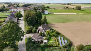 <p><strong>Ontdek deze ruime vrijstaande villa met veel lichtinval, gelegen in een rustige doodlopende straat in een landelijke omgeving.<br /><br /></strong></p>
<p>De woning is omgeven door rust en groen, omwille van het landelijke karakter en de doodlopende straat. Bovendien is de woning omringd door een prachtige tuin met beplanting en bomen, een echte oase. Dankzij de open zichten op de omgeving als ook het ruime terras, is het genot van de omgeving een dagelijkse beleving. De oriëntatie van de woning werd zorgvuldig ingepland om zowel maximaal te genieten van de omgeving als ook te beschikken over een enorm gevoel van privacy.<br /><br /></p>
<p>In totaal beschik je hier maar liefst over staanplaatsen voor 5 wagens. Zowel 2 plaatsen voorzien in de ruime inpandige garage (die tevens beschikt over extra ruimte met een tussenverdieping), als ook 3 staanplaatsen op de oprit. Dit zorgt ervoor dat uiteenlopende zelfstandige beroepen of praktijkruimtes kunnen ingevuld worden. Achteraan de woning is voldoende ruimte voor een thuiskantoor waar klanten ontvangen kunnen worden. Tot slot, is omwille van de ruime zolder en het bijgebouw ook nog bijzonder veel plaats beschikbaar als opbergruimte.<br /><br /></p>
<p>De woning beschikt over hedendaags technisch en ecologisch comfort zoals onder andere grondige isolatie, zonnepanelen (18 stuks), een laadpaal en warmtepompen. Bovendien is in het hart van het huis een speksteenkachel aanwezig. Op deze manier kan de warmteverdeling alsook de sfeer en gezelligheid doorheen het jaar zowel praktisch als ecologisch afgestemd worden.<br /><br /></p>
<p>De woning heeft een zeer gunstig PEB label A.<br /><br /></p>
<p>Interesse in deze "future proof" en kwalitatieve woning? Neem spoedig contact op voor een bezichtiging.</p>