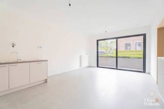 Dit energiezuinige appartement is ideaal voor starters, alleenstaanden of oudere koppels die op zoek zijn naar comfortabel en praktisch wonen. Bij het binnenkomen stap je rechtstreeks de lichtrijke leefruimte met open keuken binnen. Een groot schuifraam zorgt voor aangenaam veel daglicht en geeft toegang tot het gezellige stadsterras — perfect om even tot rust te komen.
De slaapkamer (12,5 m²) biedt voldoende ruimte voor een dubbel bed en kastruimte. Verder beschikt het appartement over een moderne badkamer met douche, en ingebouwde kasten aan de inkom zorgen voor extra opbergruimte.