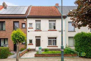 <p><span>Gelegen aan het groene Maurits Duchépark bevindt deze volledig te renoveren woning zich op een uiterst gunstige locatie in Vilvoorde. U geniet hier van een rustige woonomgeving op wandelafstand van het bruisende stadscentrum met zijn winkels, scholen en openbaar vervoer. Dankzij de vlotte verbindingen richting Brussel en de nabijheid van belangrijke invalswegen vormt deze ligging de ideale combinatie tussen bereikbaarheid en aangenaam wonen. De woning biedt tal van mogelijkheden voor wie op zoek is naar een renovatieproject met potentieel. Op het gelijkvloers beschikt de woning over een comfortabele leefruimte met aansluitend in de aanbouw een ruime keuken en de badkamer. Vanuit de keuken heeft u rechtstreeks toegang tot de gezellige stadstuin, waar het aangenaam vertoeven is in alle rust. Via de trap in de inkomhal bereiken we de eerste verdieping, waar zich reeds twee ruime slaapkamers en een bureau bevinden. Dit bureau kan desgewenst perfect worden omgevormd tot een extra badkamer op het verdiep. Bovendien is er reeds een vaste trap naar de zolderverdieping, die voldoende ruimte biedt om een master bedroom te creëren of zelfs op te splitsen in twee slaapkamers. De woning is onderworpen aan de energetische renovatieverplichting, ze moet binnen de 6 jaar na aankoop energiezuiniger gemaakt worden tot minstens EPC-label D. Mogelijk komt u hiervoor in aanmerking voor een renovatielening aan een voordelige rentevoet.</span></p><p><span> </span></p>