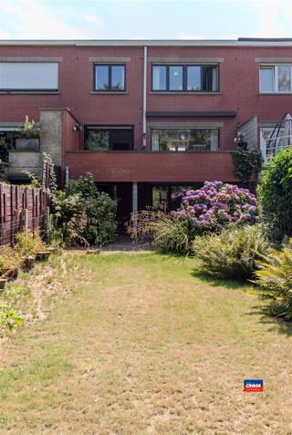 <p><span>HOBOKEN | RUSTIG GELEGEN BEL-ETAGE MET DRIE SLAAPKAMERS, GARAGE, OPRIT EN TUIN OP EEN TOTALE OPPERVLAKTE VAN 334m² | EPC C</span></p><p><span>Indeling als volgt: gelijkvloers: oprit - ruime inkomhal met toegang naar de garage - inpandige garage met automatische poort en extra opbergruimte - wasplaats/bergplaats - zonnige tuin met leuk terras en veel groen.</span></p><p><span>Eerste verdieping: traphal - gastentoilet - grote, lichtrijke leefruimte met geïnstalleerde keuken - gezellig terras met een royaal zicht op de tuin. </span></p><p><span>Tweede verdieping: traphal - badkamer met ligbad en lavabomeubel - Twee ruime volwaardige slaapkamers, een extra slaapkamer of bureau ruimte. </span></p><p><span>Solide betonconstructie (bouwjaar 1972). </span></p><p><span>Deze woning is uitstekend gelegen in een groene omgeving en rustige woonwijk in de onmiddellijke omgeving van openbaar vervoer, scholen, park en grootwarenhuis. </span></p><p><span>Goede verbinding met de grote uitvalswegen. Met de (elektrische) fiets bereikt u via de nieuw aangelegde fietspaden vlot Antwerpen-centrum. </span></p><p><span> </span></p><p><span>Extra troeven :</span></p><p><span>- Extra grote tuin, met uitzicht op groen</span></p><p><span>- Kindvriendelijk woonwijk</span></p><p><span>- Inpandige garage</span></p><p><span>- Gevelbreedte van 7 meter</span></p><p><span>- Hoogrendementsbeglazing</span></p><p><span>- Mogelijkheden tot bijbouwen</span></p><p><span> </span></p><p><span> </span></p>